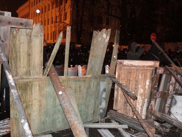 Ниже блок-поста на Грушевского - около 400 бойцов внутренних войск Ниже блок-поста на Грушевского - около 400 бойцов внутренних войск