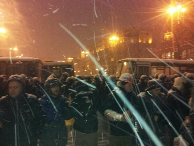 Кількатисячна колона активістів Євромайдану рушила на Банкову