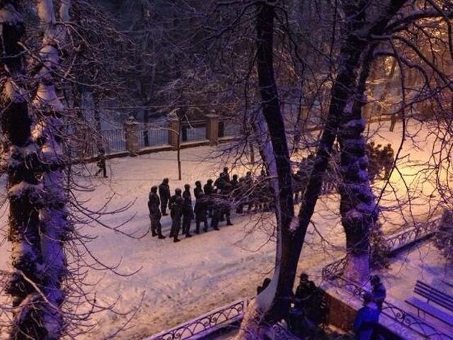 "Беркут" штурмує столичний офіс "Батьківщини", сайт партії не працює "Беркут" штурмує столичний офіс "Батьківщини", сайт партії не працює