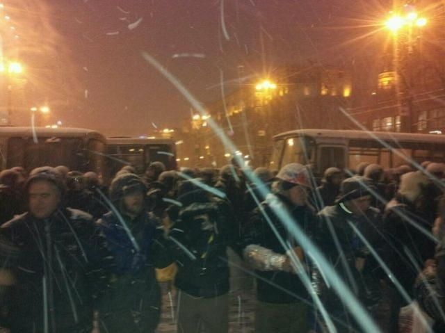 Митингующих оттесняют с проезжей части заблокированных улиц, - МВД