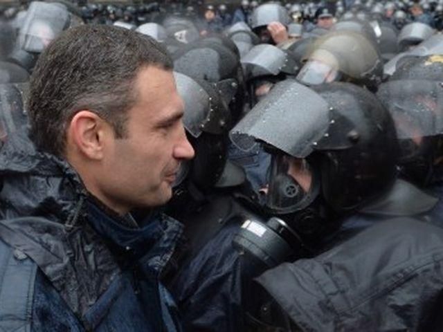 Кличко вмовляє "беркутівців": Все одно за все доведеться відповідати Кличко вмовляє "беркутівців": Все одно за все доведеться відповідати