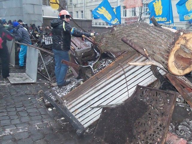 Комунальники і внутрішні війська таки розібрали барикади біля будівлі уряду