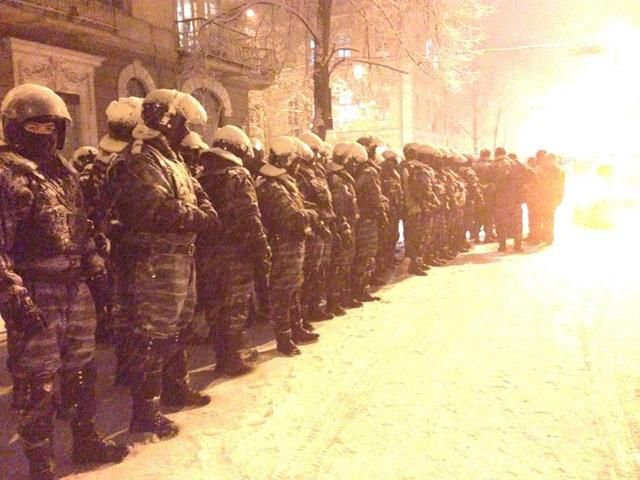 З прилеглих до Майдану будівель евакуйовують людей