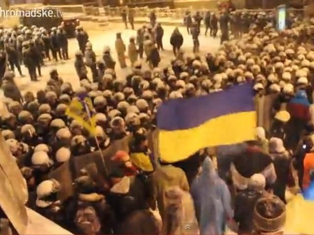 Активісти під натиском силовиків відступають від Кабміну (Відео)