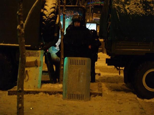 Неподалік Будинку профспілок стоять силовики, а також їхні автобуси і вантажівки (Фото) Неподалік Будинку профспілок стоять силовики, а також їхні автобуси і вантажівки (Фото)