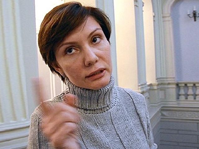 Все мы чьи-то дети, - Бондаренко с "беркутовской" каской в руках (Фото) Все мы чьи-то дети, - Бондаренко с "беркутовской" каской в руках (Фото)