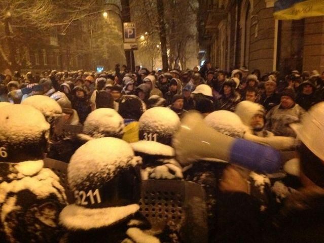 Біля Будинку офіцерів жорстка зачистка, – опозиція Біля Будинку офіцерів жорстка зачистка, – опозиція