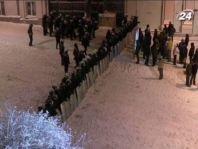 Силовики продолжают демонтаж блокпостов евромайдановцев Силовики продолжают демонтаж блокпостов евромайдановцев