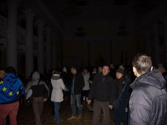 В КГГА пропал свет - людей начали выводить на улицу В КГГА пропал свет - людей начали выводить на улицу