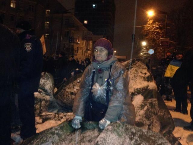 Після зачистки біля Будинку офіцерів мітингувальники вирушили на Майдан Після зачистки біля Будинку офіцерів мітингувальники вирушили на Майдан