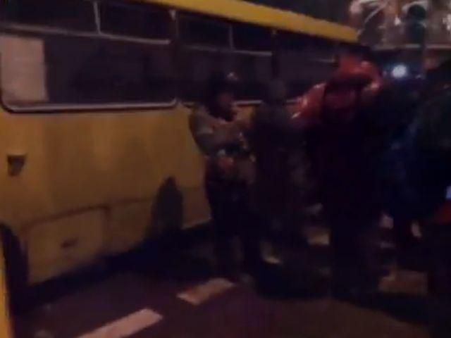 Міліція і люди "домовилися" на Банковій Міліція і люди "домовилися" на Банковій