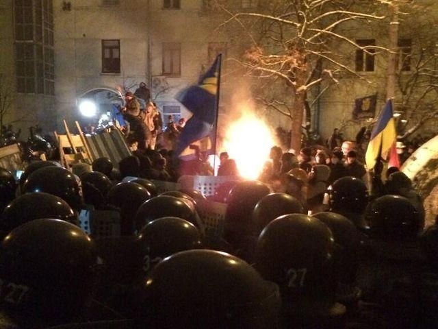 Столкновения на Лютеранской: слезоточивый газ, "титушки" на баррикадах и первые пострадавшие Столкновения на Лютеранской: слезоточивый газ, "титушки" на баррикадах и первые пострадавшие