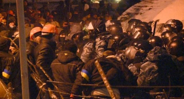 Майдан вистояв ще одну ніч: тисяча осіб продовжує мітингувати