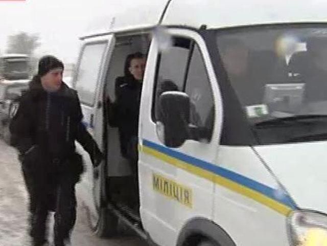 15 автобусов спецназа выехало из Василькова