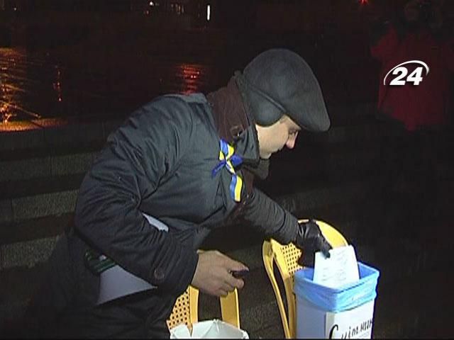 У Криму Януковича відправили на смітник У Криму Януковича відправили на смітник