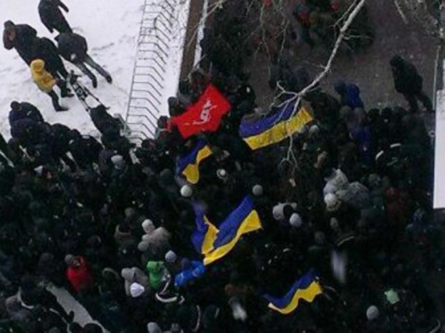 "Титушкы" освободили столичное Представительство ЕС "Титушкы" освободили столичное Представительство ЕС