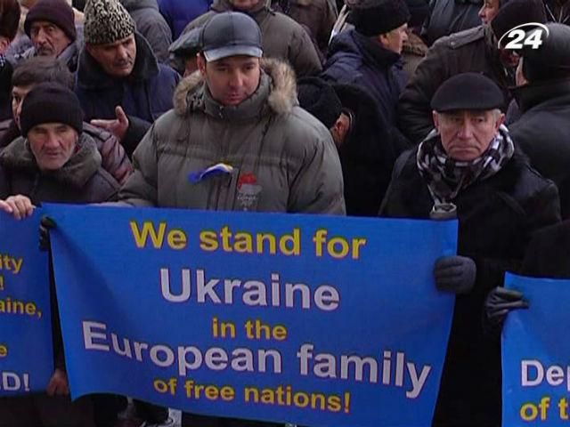 Крымские татары митинговали в поддержку Евромайдана