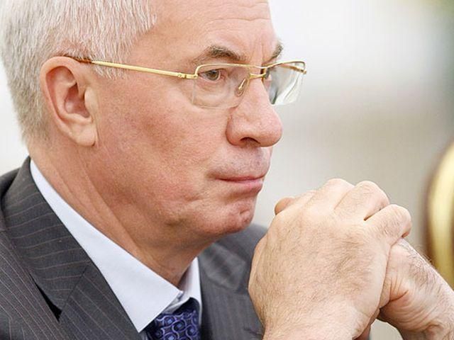 Азаров скаржиться, що через блокування адмінбудівель вчасно не виплатили соцдопомоги Азаров скаржиться, що через блокування адмінбудівель вчасно не виплатили соцдопомоги