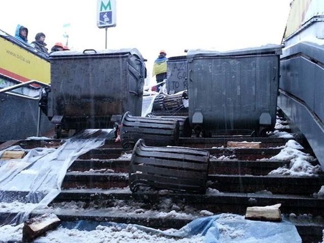 На Майдане - автобус с курсантами ВВ, который "блокируют" неизвестные молодчики На Майдане - автобус с курсантами ВВ, который "блокируют" неизвестные молодчики