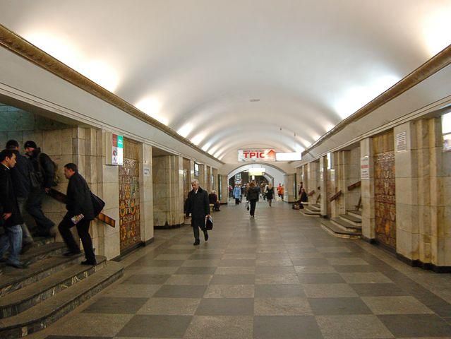 В Киеве снова "заминировали" две станции метро