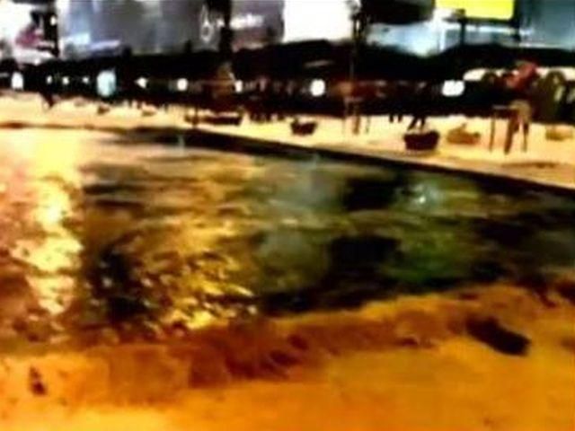 Евромайдановцы сами установили новогодний каток возле КГГА Евромайдановцы сами установили новогодний каток возле КГГА