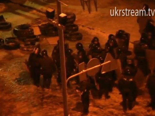 Міліція зачищає барикади на Інститутській Міліція зачищає барикади на Інститутській