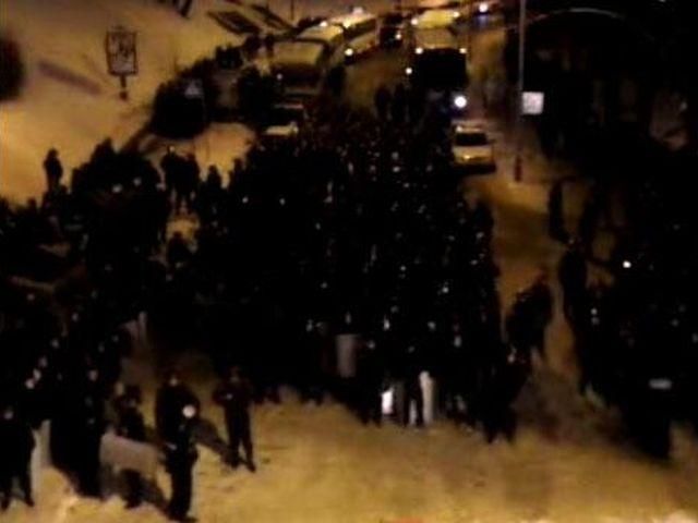 Люди оттеснили "Беркут" от баррикад, призывают не выполнять приказ