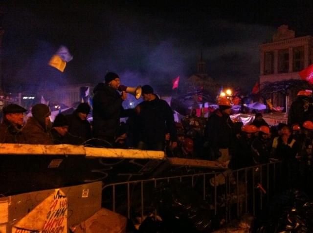 Майдан молится и просит "Беркут" не выполнять приказ Майдан молится и просит "Беркут" не выполнять приказ