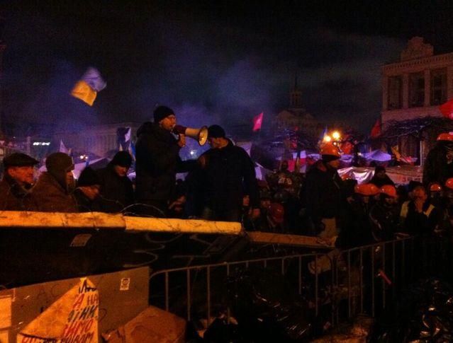 У Києві б'ють дзвони Михайлівського собору. "Беркут" оточує Майдан У Києві б'ють дзвони Михайлівського собору. "Беркут" оточує Майдан