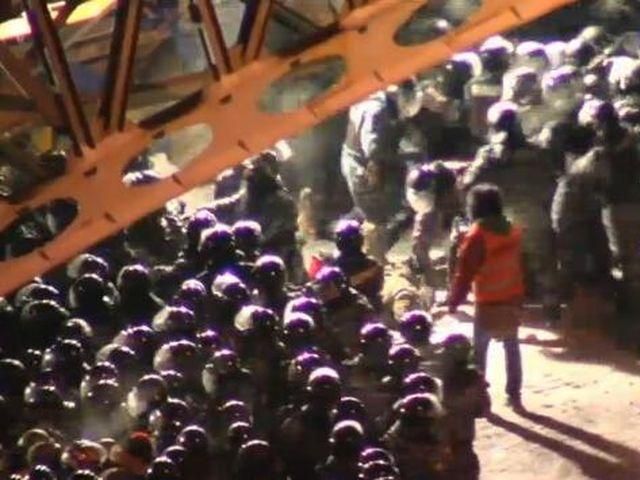 Генерали обіцяють не бити. Двох людей витягли з автозаків, – Оробець Генерали обіцяють не бити. Двох людей витягли з автозаків, – Оробець