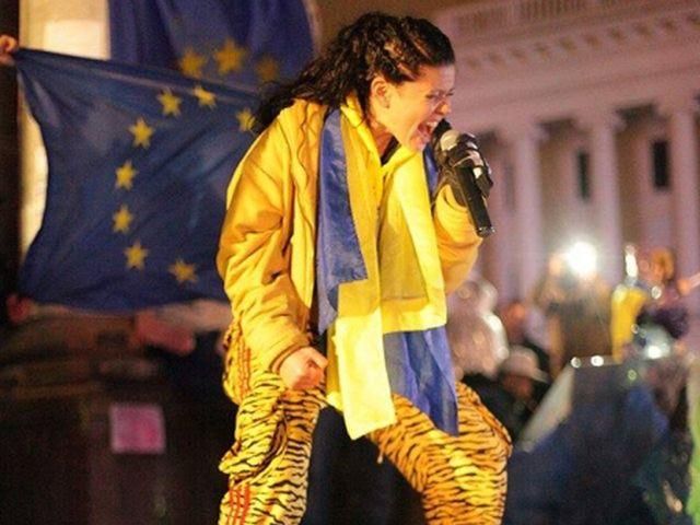 Хочете ковзанку на Майдані? Ви вже поставили нам йолку, — Руслана до "Беркута" Хочете ковзанку на Майдані? Ви вже поставили нам йолку, — Руслана до "Беркута"