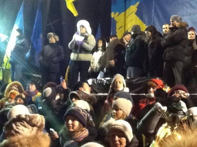 Мы их перестоим! - Богословская со сцены поддерживает Майдан (Фото)