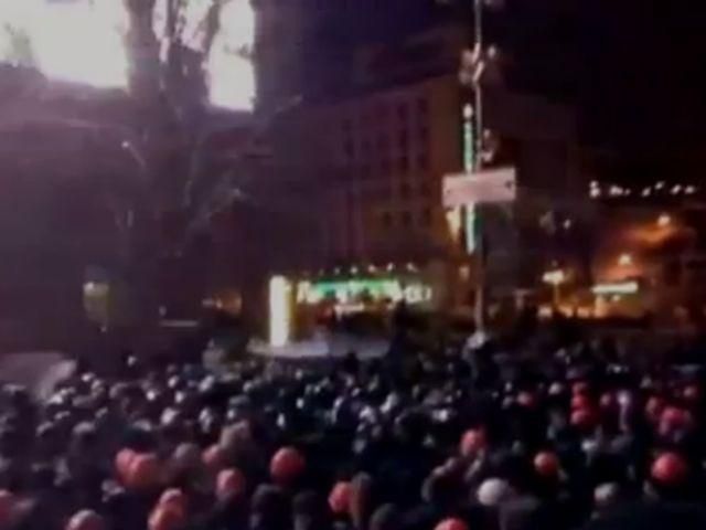 От дома профсоюзов оттеснили спецтехнику, - УДАР От дома профсоюзов оттеснили спецтехнику, - УДАР