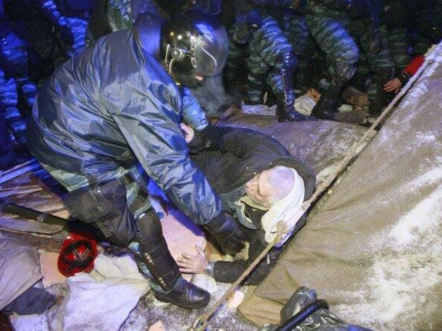 Депутати приїхали в райвідділок, де перебувають затримані з Майдану