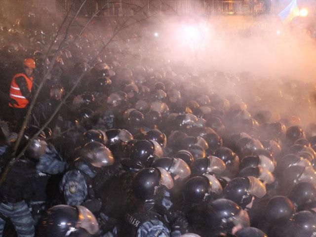 “Беркут” приїхав до КМДА: блокують центральний вхід “Беркут” приїхав до КМДА: блокують центральний вхід