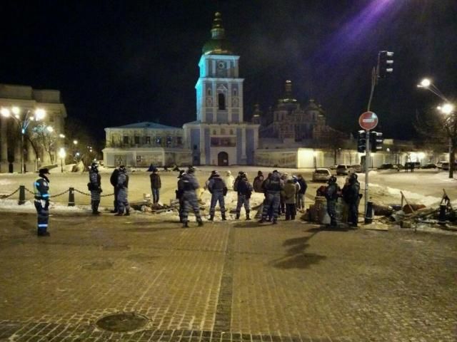 Милиция снесла палатки митингующих с Михайловской, люди несут вещи в монастырь