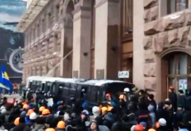 Штурм КМДА: кілька тисяч мітингувальників, "беркутівці" ховаються в автобусах