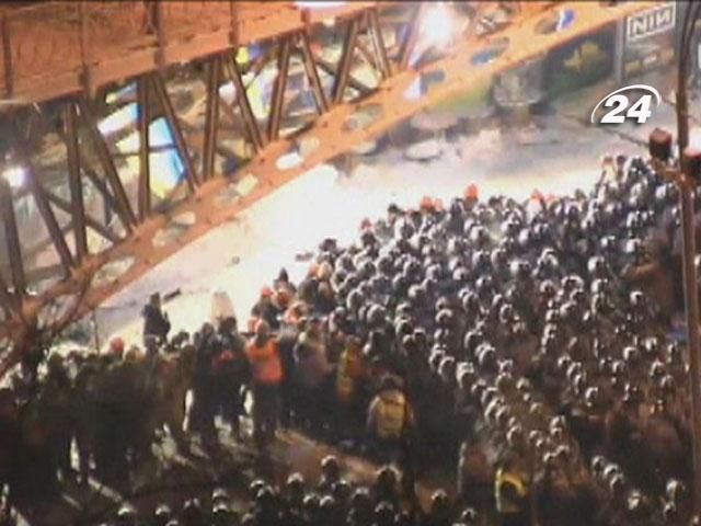 Серед мітингувальників є поранені Серед мітингувальників є поранені