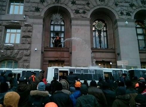 Два автобуса "Беркута" не смогли подъехать к КГГА - люди не пустили Два автобуса "Беркута" не смогли подъехать к КГГА - люди не пустили