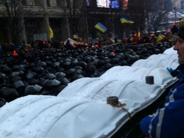 Біля Будинку профспілок з одного боку зняли оточення міліції - 11 грудня 2013 - Телеканал новин 24