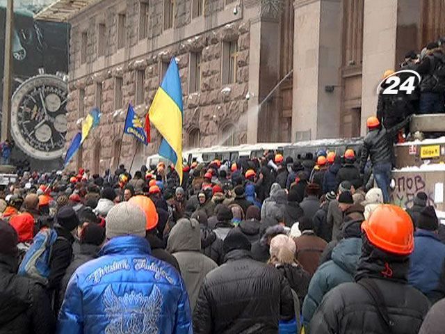 В Киевсовет прибывает все больше людей