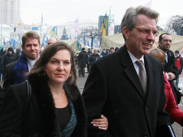 Виктория Нуланд и Джефри Пайетт пришли на Майдан и раздают еду Виктория Нуланд и Джефри Пайетт пришли на Майдан и раздают еду