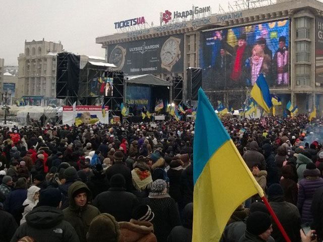 Силовики покинули Євромайдан, люди відновлюють барикади