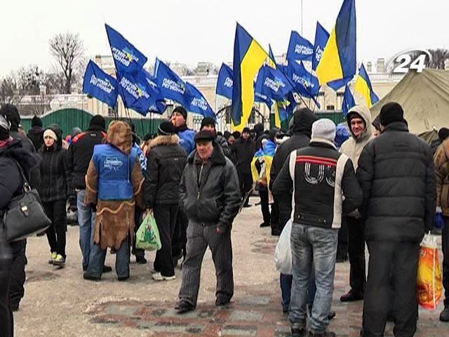 В Мариинском парке собрался провластный митинг В Мариинском парке собрался провластный митинг
