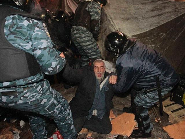 Люди нападали на милицию, - МВД объяснило вчерашнюю зачистку