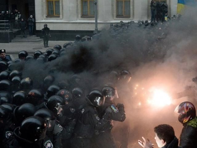 Четырех задержанных за штурм АП отпустили под обязательства Четырех задержанных за штурм АП отпустили под обязательства