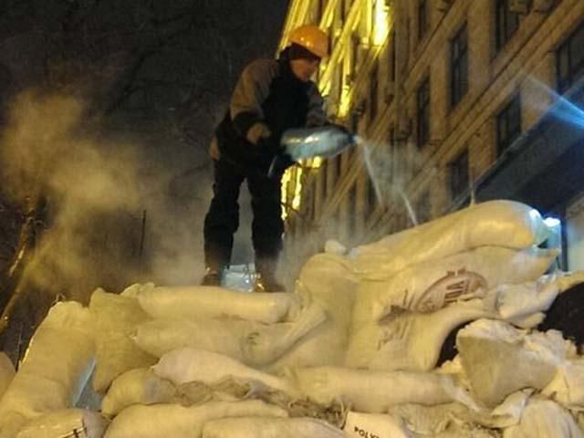 Евромайдан усиленно готовится к штурму (Фото)