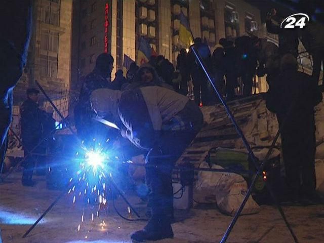 Зведення барикад на Майдані Незалежності завершили