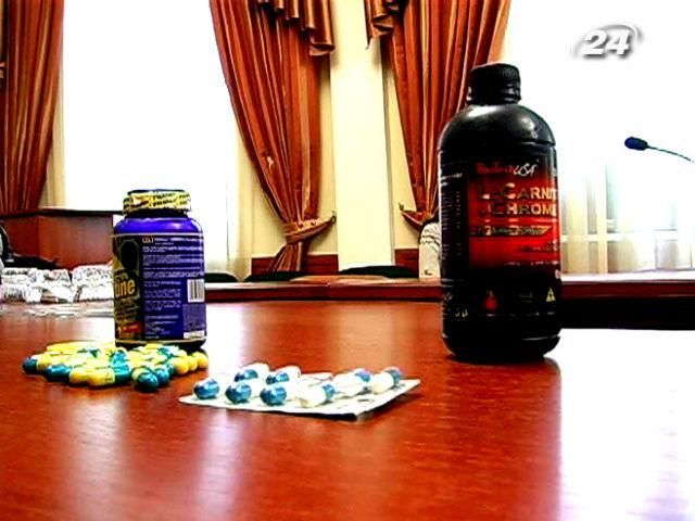 Хлопці намагались провести через кордон зброю та пігулки Хлопці намагались провести через кордон зброю та пігулки