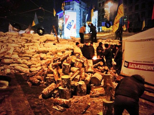 На Евромайдане продолжают возводить баррикады, артисты со сцены подбадривают активистов